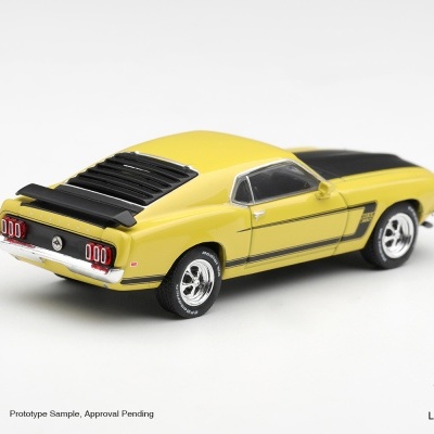 Miniatura de carro Mustang amarelo e preto vista traseira