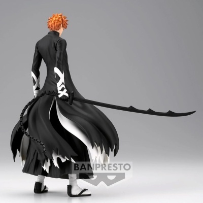Figura de ação personagem com roupa preta e cabelo laranja segurando espada