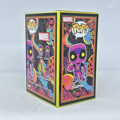 Caixa Funko Pop! Marvel Deadpool colorida com ilustrações e texto Pop! Marvel Deadpool número 801.