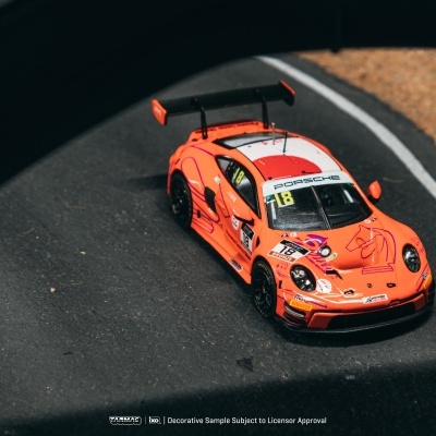 Miniatura de carro de corrida Porsche laranja na pista de corrida