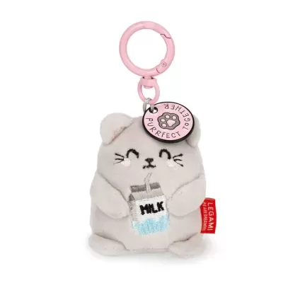 Porta-chaves de peluche cinzento com gato segurando caixa de leite e etiqueta rosa