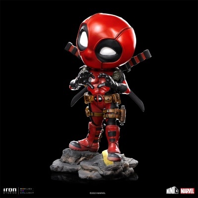 Figura Deadpool chibi com katanas, roupa vermelha e preta, base pedra