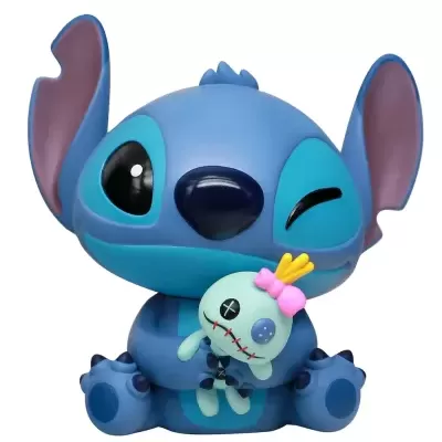 Figura de vinil azul do Stitch a segurar boneca voodoo cor verde e rosa.