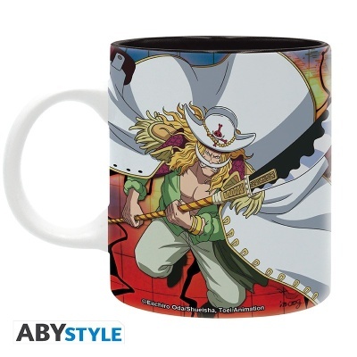 Caneca branca com ilustração colorida de personagem de anime com capa branca e chapéu