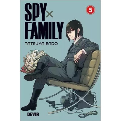 Capa do manga SPY x FAMILY volume 5 com personagem em uniforme escuro sentada