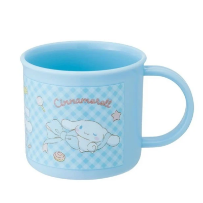 Caneca plástica azul com desenho do personagem Cinnamoroll