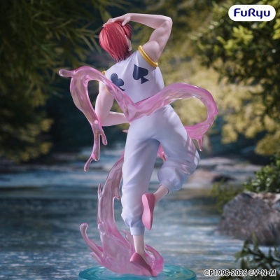 Figura de personagem anime com cabelo rosa e roupa branca com símbolos de cartas, com efeito translúcido rosa envolvente.