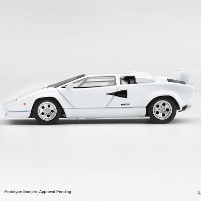 Miniatura de carro desportivo branco com detalhes pretos e rodas prateadas