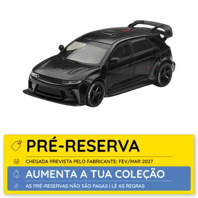 Carro de brinquedo preto com aerofólio em fundo branco com selo de pré-reserva amarelo e azul.