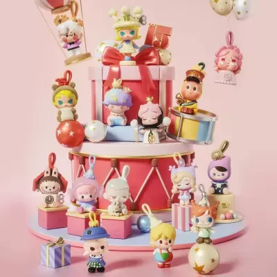 Figuras de coleção coloridas em estilo cartoon com personagens em suportes redondos e caixas de presente em fundo rosa.