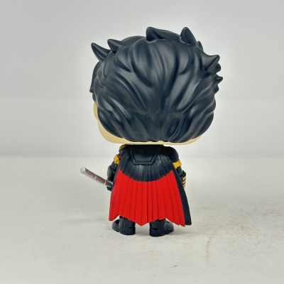Figura Funko Pop de costas com capa preta e vermelha e espada