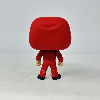 Figura colecionável de costas com roupa vermelha