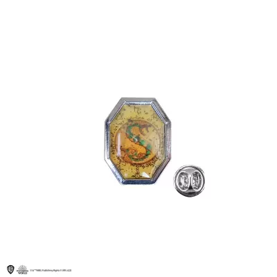 Pin metálico com letra 'S' em fundo amarelo envelhecido e fecho redondo