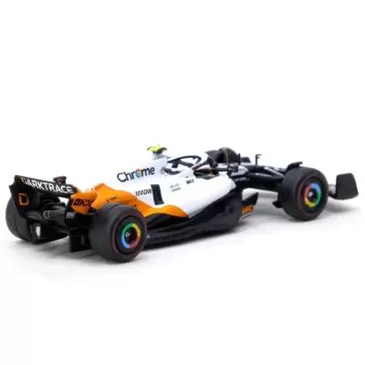 Miniatura de carro de Fórmula 1 laranja, branco e preto com logotipos visíveis