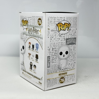 Caixa Funko Pop branca com figura de coruja Hedwig e textos relacionados a Harry Potter.