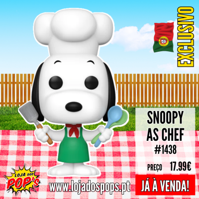 Boneco do Snoopy vestido de chef, segurando utensílios de cozinha, sobre toalha xadrez vermelha e branca, com cerca de madeira e céu azul ao fundo