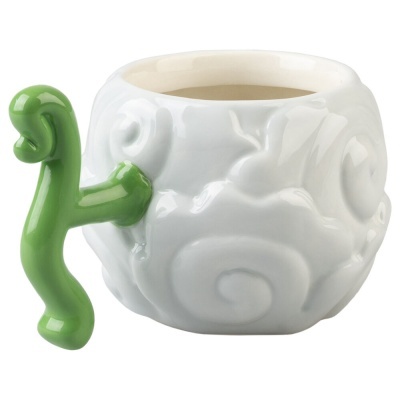 Caneca branca de cerâmica com pega verde curvada e relevo ornamental