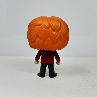 Figura Funko Pop com cabelo laranja, roupa vermelha e azul vista de costas
