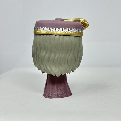 Figura colecionável com cabelo cinzento e barrete roxo decorado