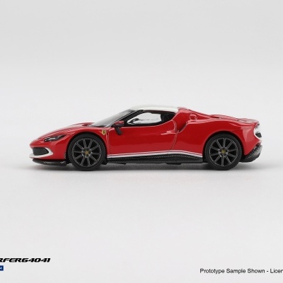 Miniatura de carro desportivo Ferrari vermelho e branco em fundo branco.