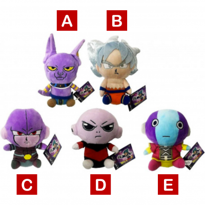 Cinco peluches de personagens de anime com etiquetas pretas coloridas