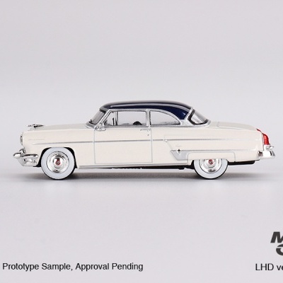 Miniatura de carro branco e preto sobre fundo cinza com texto e logo