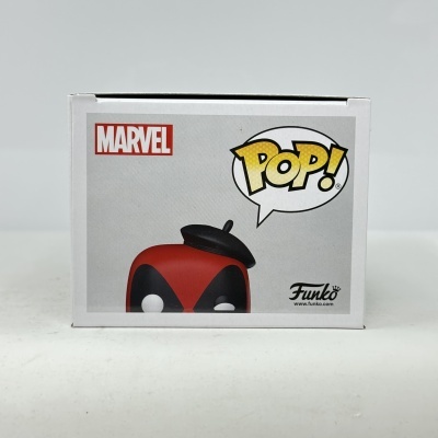 Caixa de brinquedo Funko POP Marvel com figura de máscara vermelha e preta e chapéu