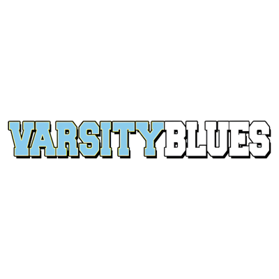 Texto VARSITY BLUES em azul claro e branco com contorno preto sobre fundo branco