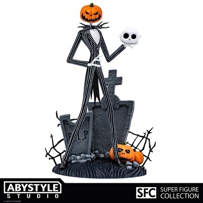 Figura decorativa Halloween com personagem de abóbora e caveira sobre base com lápides.