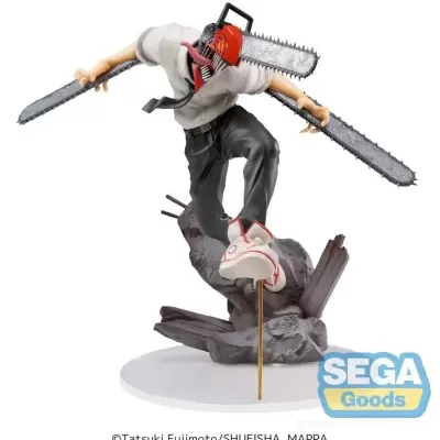 Figura de personagem com motosserra na cabeça e nas mãos sobre base decorativa com logo SEGA Goods