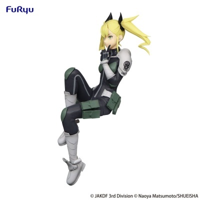 Figura colecionável de personagem feminina com cabelo loiro e roupa tática