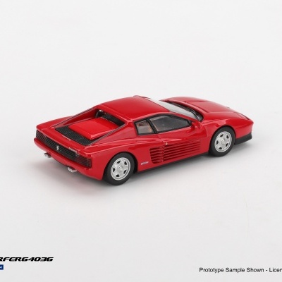 Miniatura de carro desportivo Ferrari vermelha numa superfície branca com logótipo e texto de marca