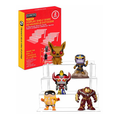 Suporte acrílico para figuras com 3 níveis e quatro figuras colecionáveis em exposição, ao lado de caixa vermelha da marca EVORETRO.