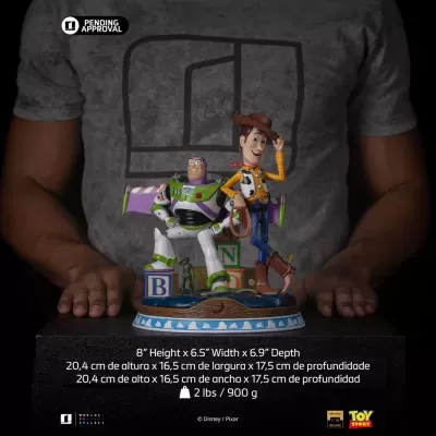 Figura Toy Story de Buzz e Woody em base decorativa colorida com blocos e soldado verde
