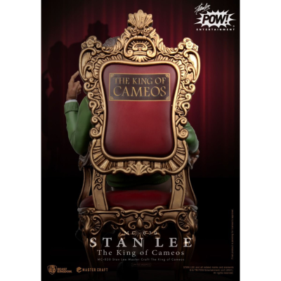 Cadeira ornamentada vermelha e dourada com texto THE KING OF CAMEOS e fundo com cortinas vermelhas