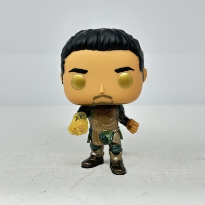 Figura Pop de vinil com roupa verde e bronze segurando objeto amarelo