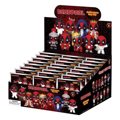 Expositor com caixas do colecionador Deadpool Bag Clip com várias figuras de Deadpool em diferentes trajes.