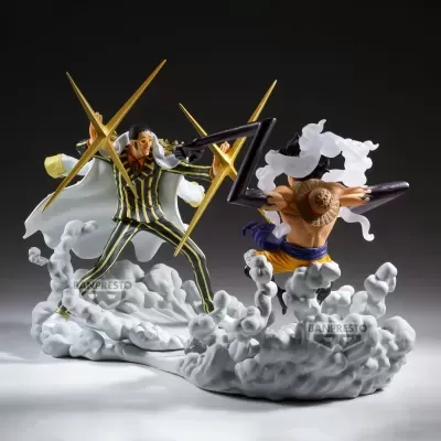 Estátua de duas personagens de anime em pose de combate com efeitos de fumaça e raios dourados