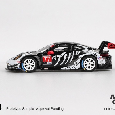 Miniatura de carro de corrida preto com detalhes brancos e vermelhos