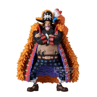 Figura de ação de personagem pirata com chapéu e capa laranja