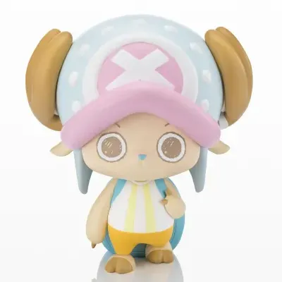 Figura em vinil de personagem com chapéu azul e rosa, olhos grandes castanhos e roupas coloridas.