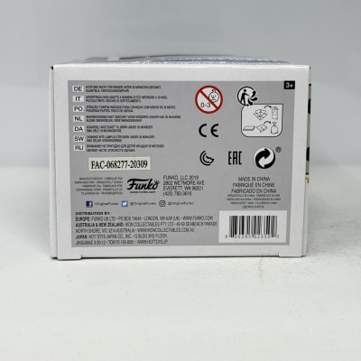 Caixa Funko Pop branca com texto e símbolos de alerta na parte traseira.