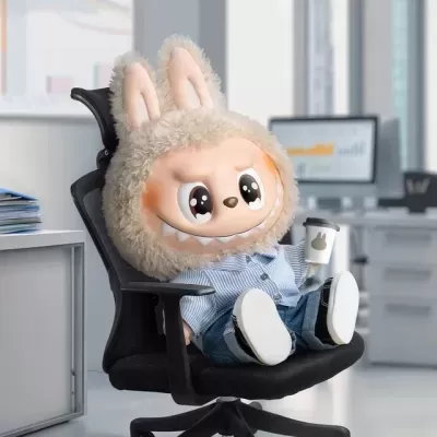 Boneco de pelúcia cartoon vestido sentado em cadeira de escritório com copo branco