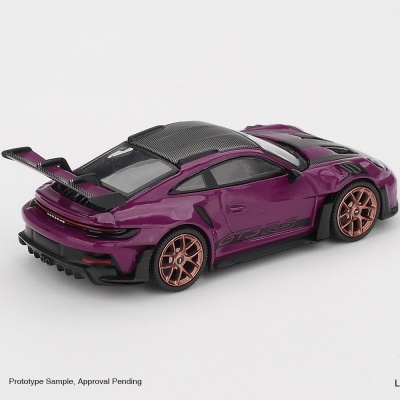 Miniatura de carro desportivo Porsche GTS RS roxo com spoiler e rodas douradas
