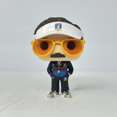 Figurina com óculos amarelos e boné branco com emblema azul