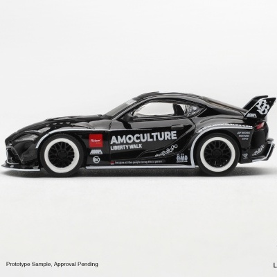 Miniatura de carro de corrida preto com texto e logotipos em branco e vermelho