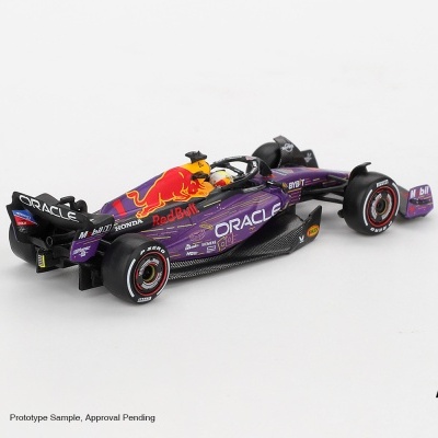 Miniatura de carro de Fórmula 1 com decoração Red Bull e logos Oracle