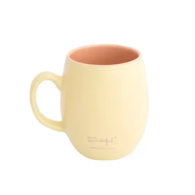 Caneca amarela com interior rosa claro e texto mr. wonderful