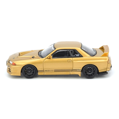 Miniatura de carro desportivo dourado com spoiler e jantes pretas