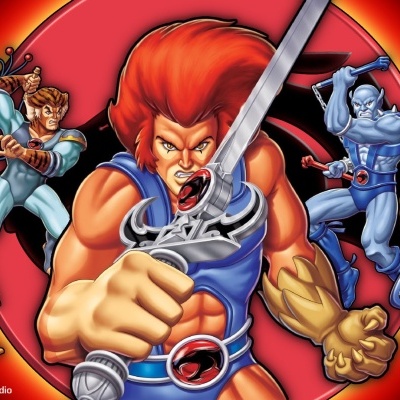 Desenho de personagens de Thundercats com fundo vermelho circular
